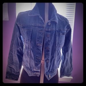 Classic short-waisted jean jacket.